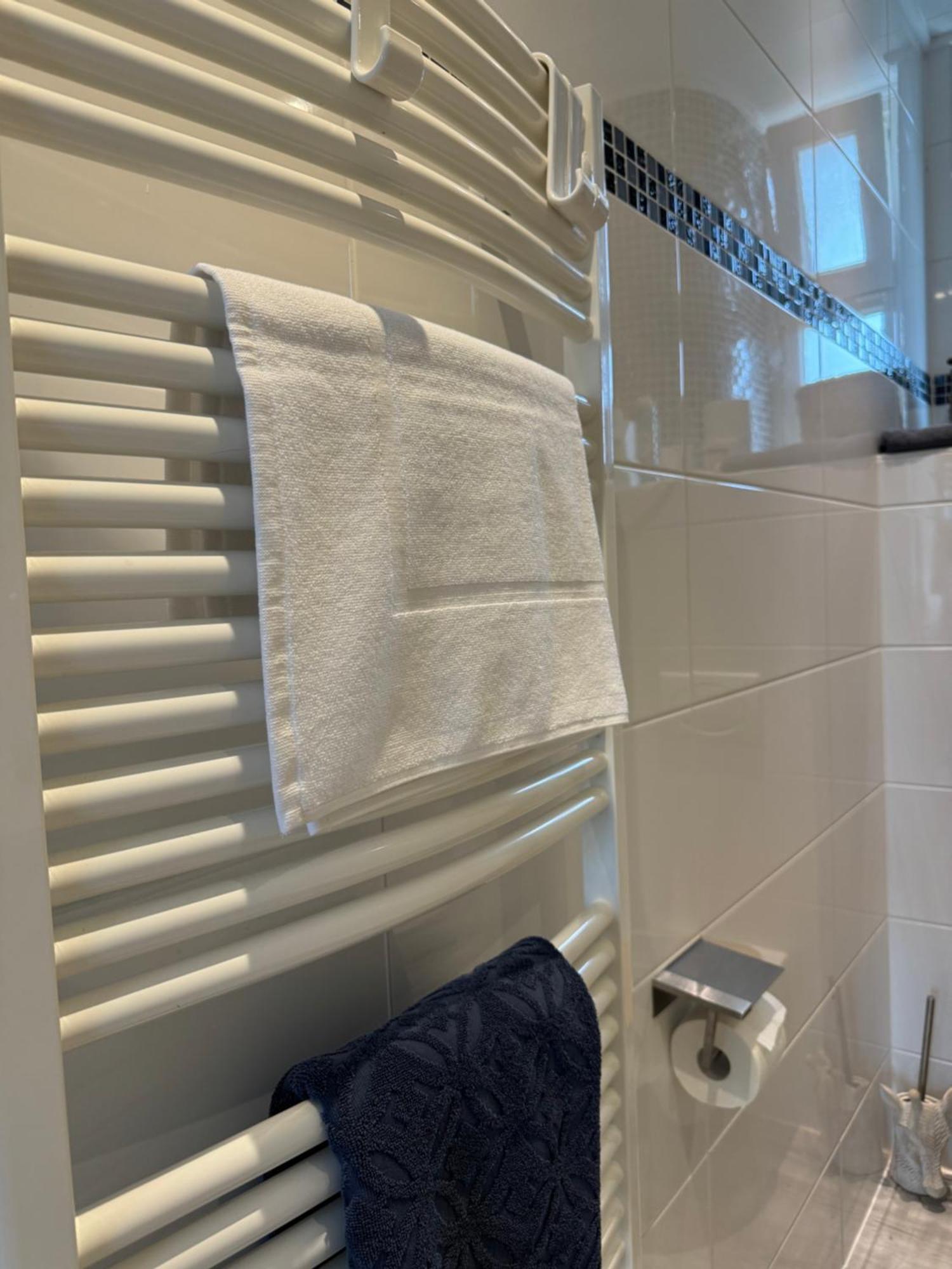 Moderne 4 Zimmer Apartment Mit Bergblick Stadtzentrum Contactless Check-In Gehrden  ภายนอก รูปภาพ